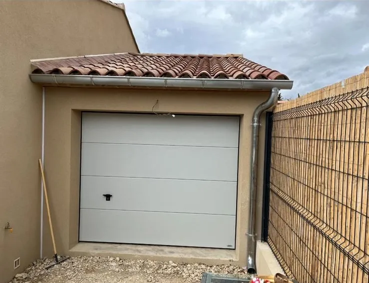 Gouttière aluminium blanc sur garage maison provençale avec tuiles — Vaucluse