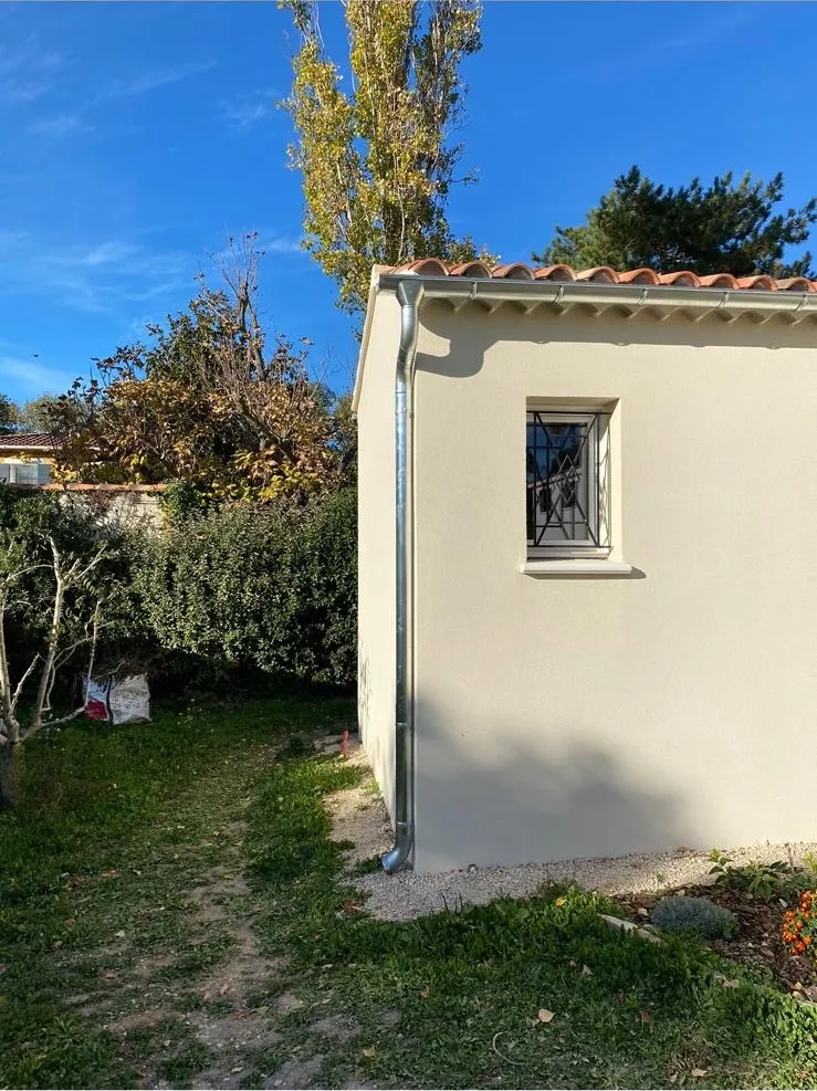 Gouttière aluminium blanc maison provençale, vue angle — Vaucluse