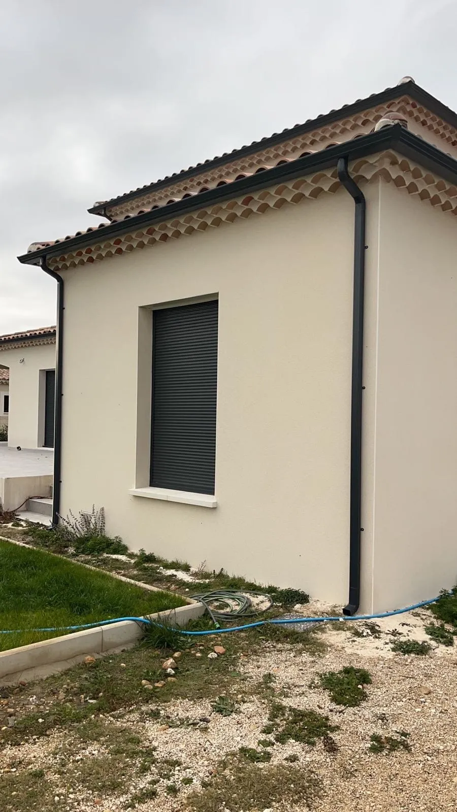 Réalisation descente aluminium anthracite sur villa provençale tuiles — Vaucluse