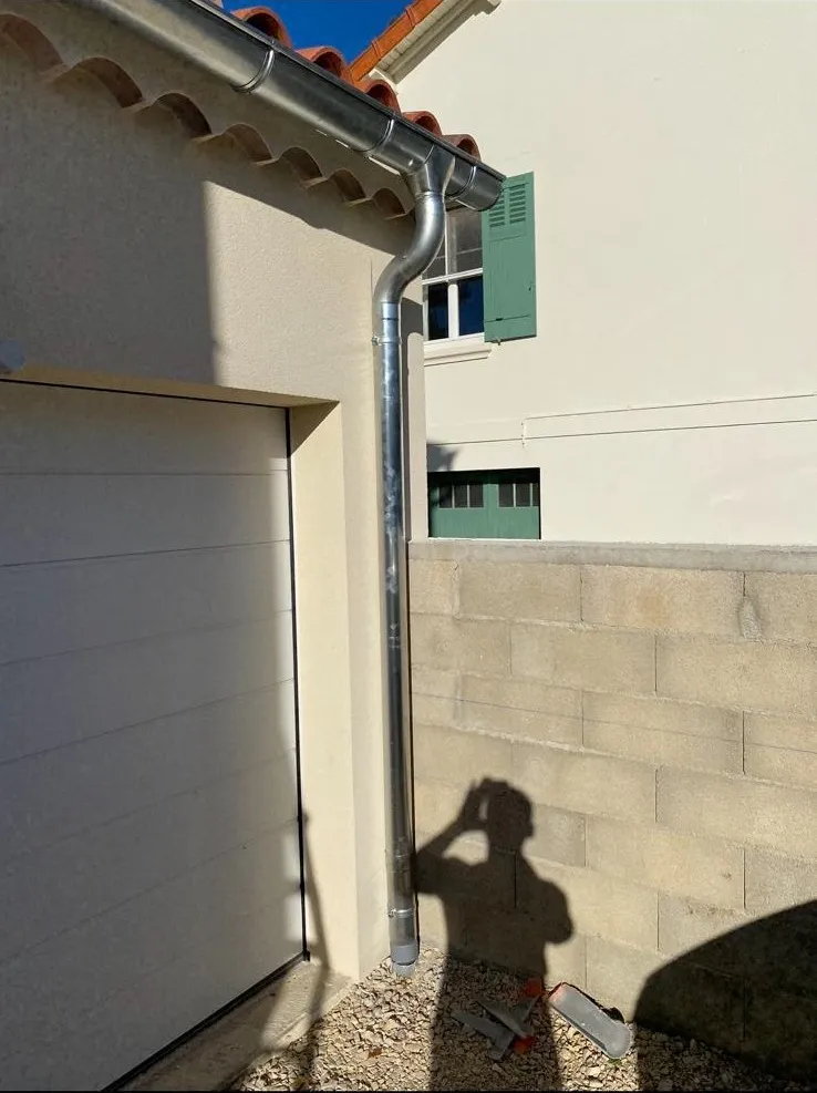 Descente aluminium gris sur garage maison provençale — Vaucluse