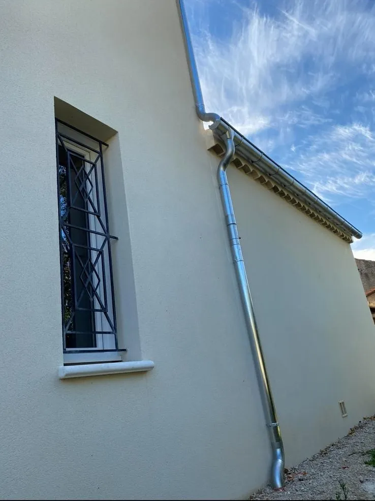 Gouttière et descente aluminium gris sur maison provençale — Vaucluse