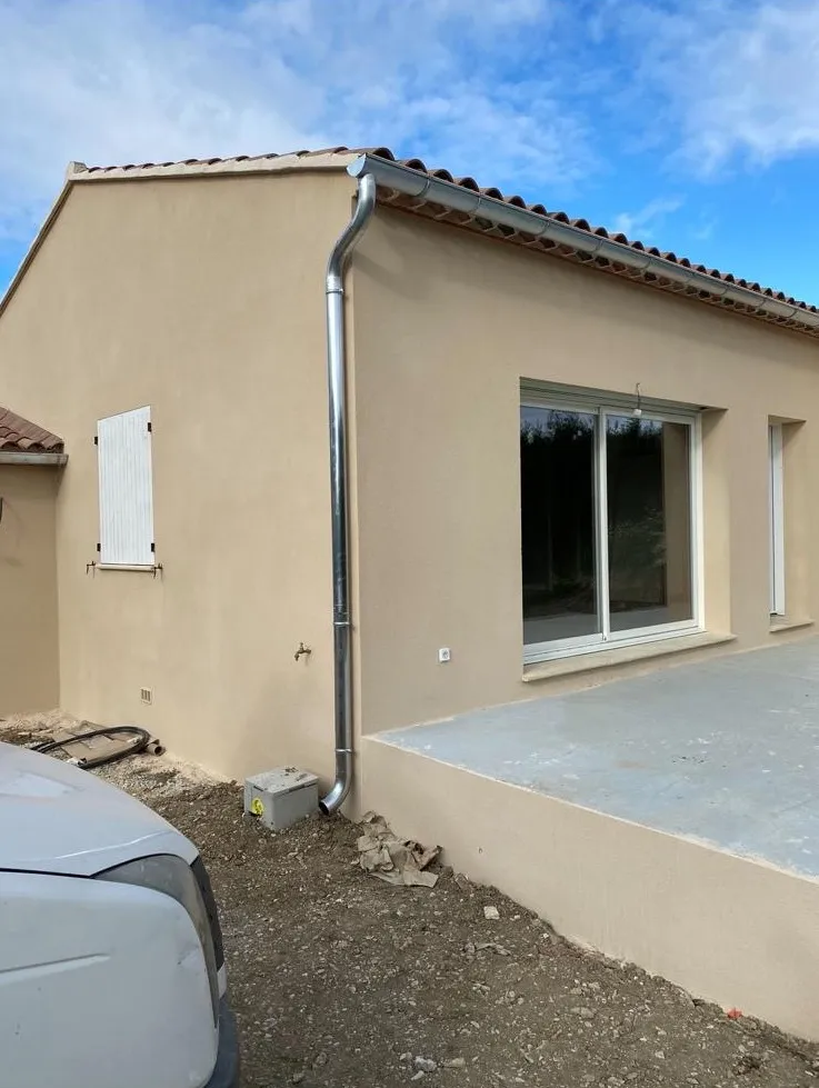 Descente gouttière aluminium naturel sur maison neuve — Vaucluse