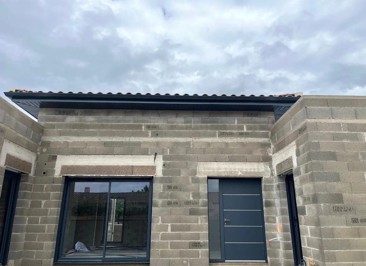 Sous-face gouttière aluminium anthracite sur construction en pierre — Vaucluse