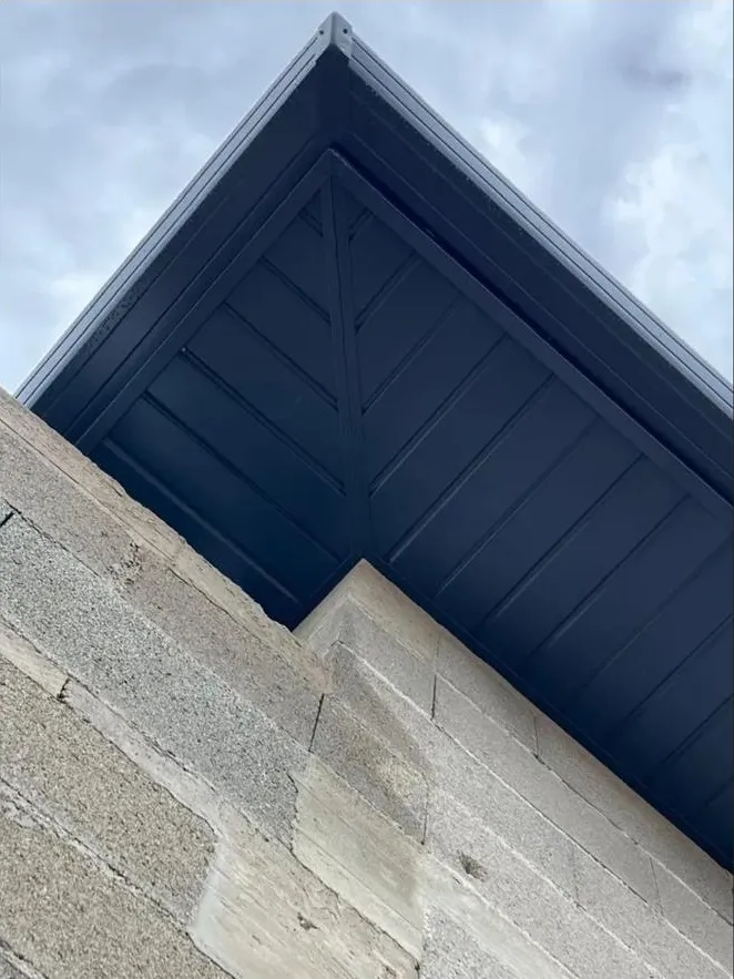 Sous-face gouttière anthracite maison contemporaine, vue d'ensemble — Vaucluse